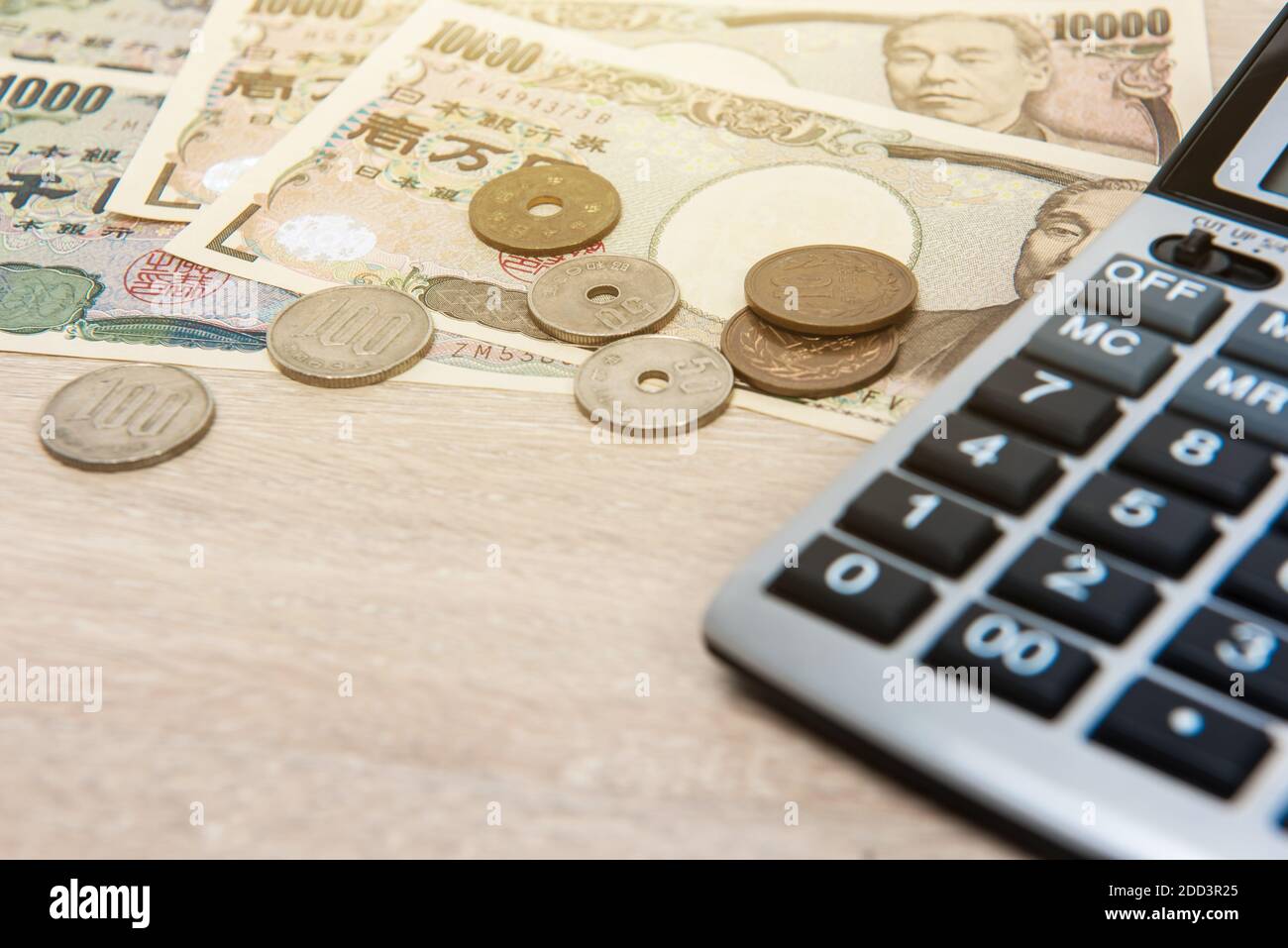 Geld, Japanischer Yen (JPY), mit Rechner auf dem Tisch Stockfoto