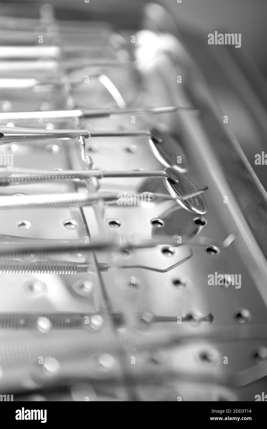 Set von metallarztmedizinischen Geräten. Zahnärztliche Werkzeuge in der Metallschale-Nahaufnahme. Stockfoto