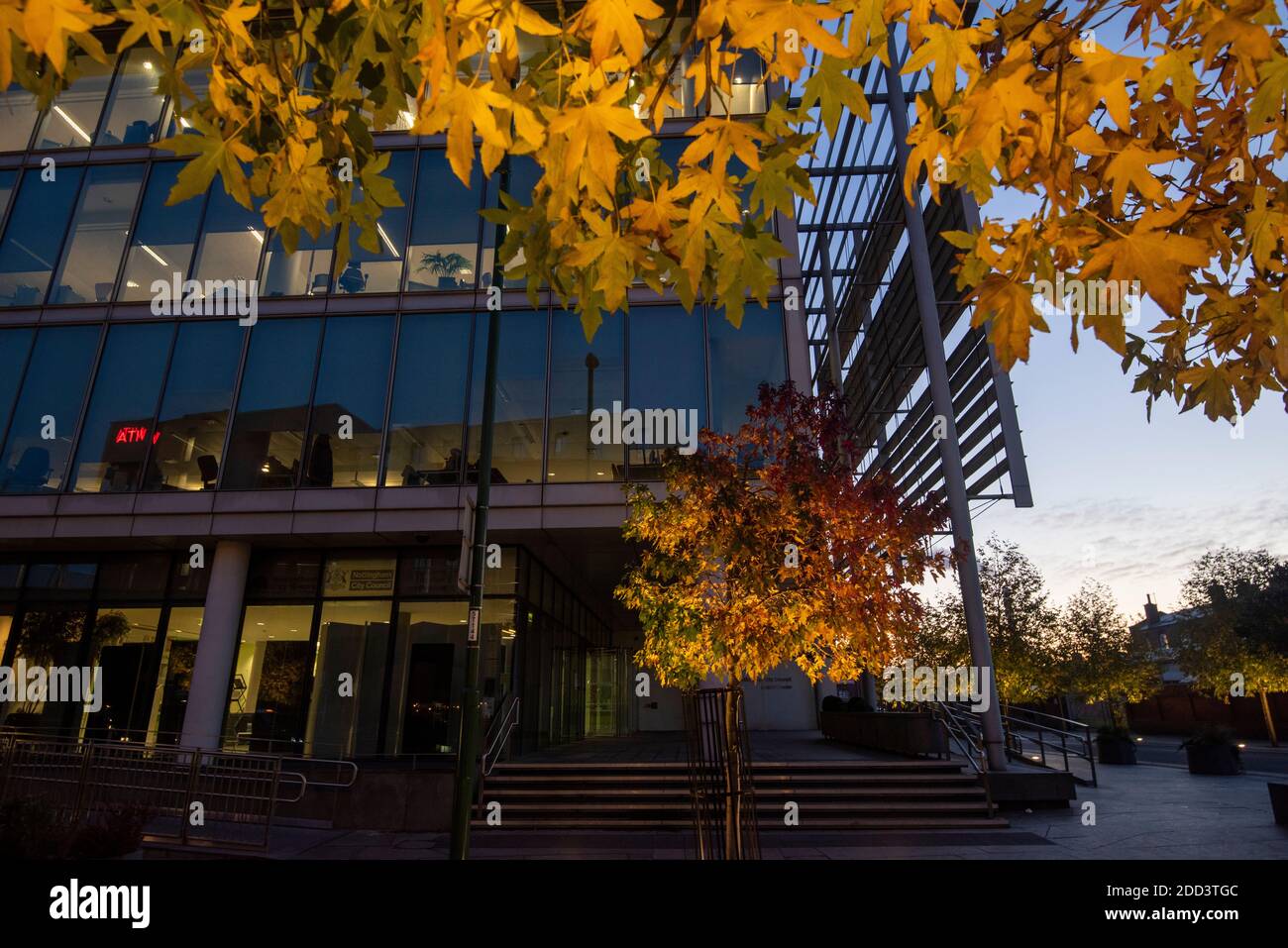 Herbstbäume vor dem Loxley House in der Station Street im Stadtzentrum von Nottingham, Nottinghamshire England Stockfoto