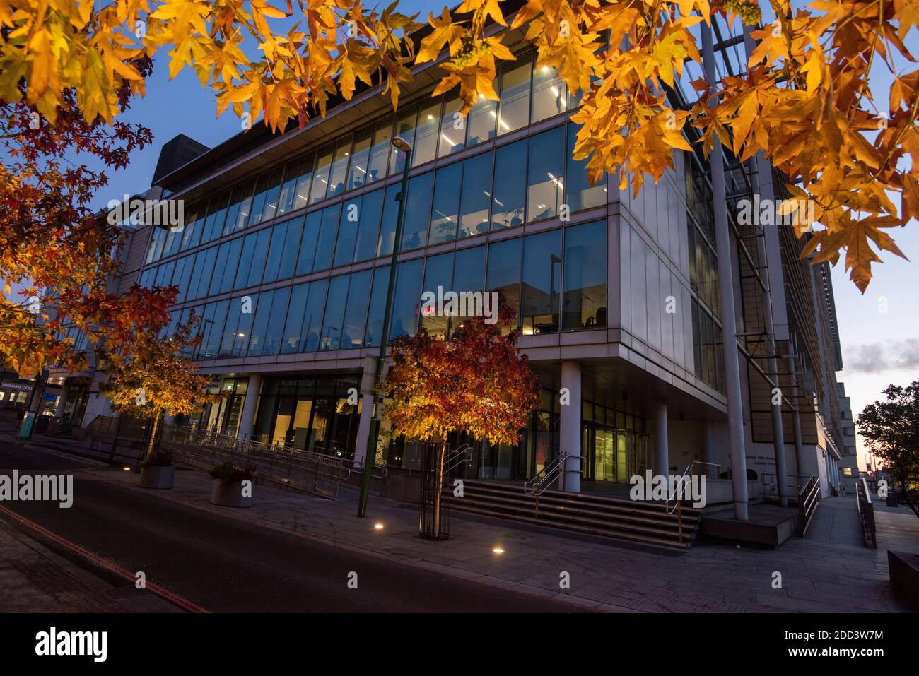 Herbstbäume vor dem Loxley House in der Station Street im Stadtzentrum von Nottingham, Nottinghamshire England Stockfoto