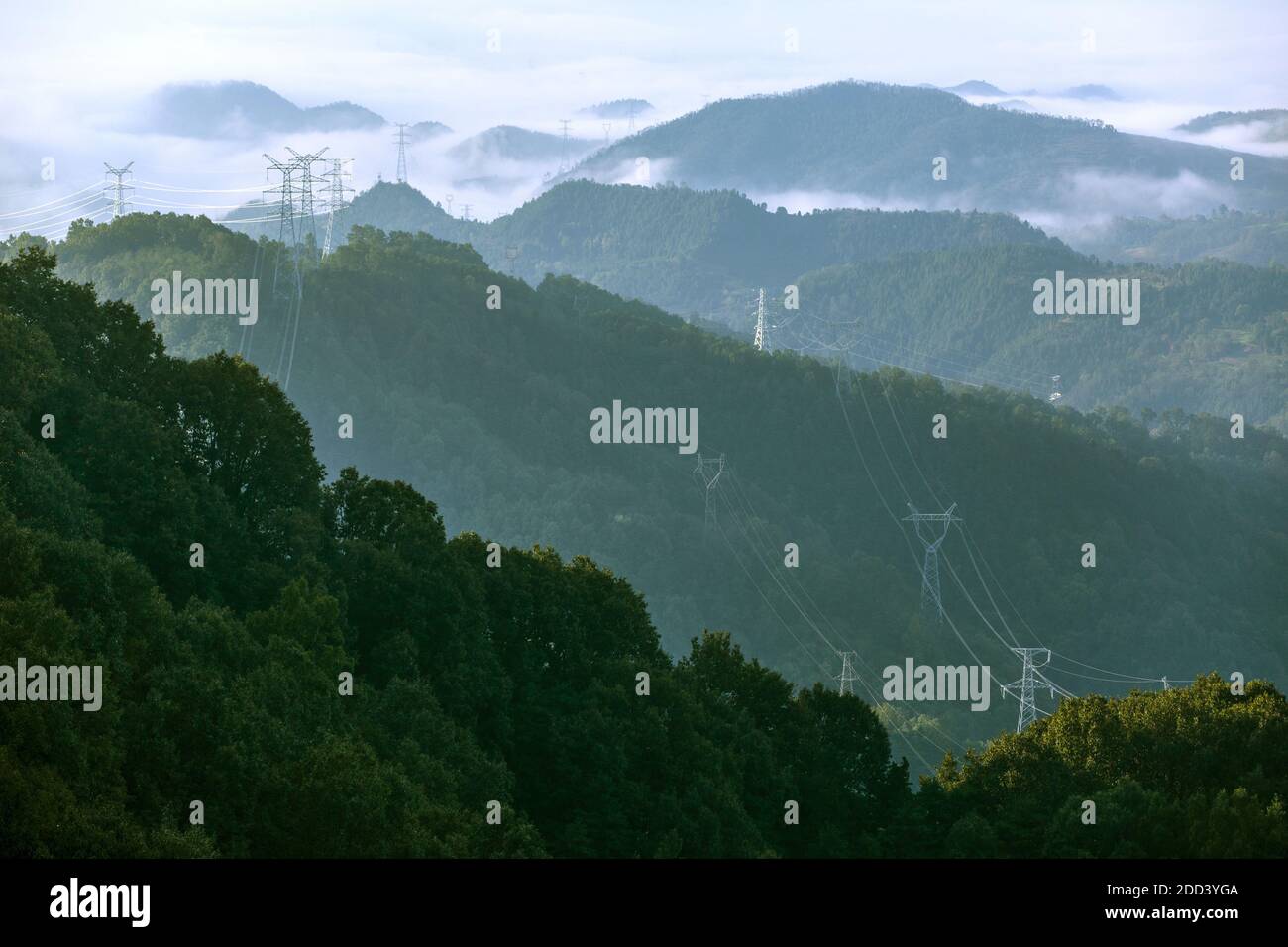 Das westliche Berggebiet des ländlichen Stromnetzes Stockfoto