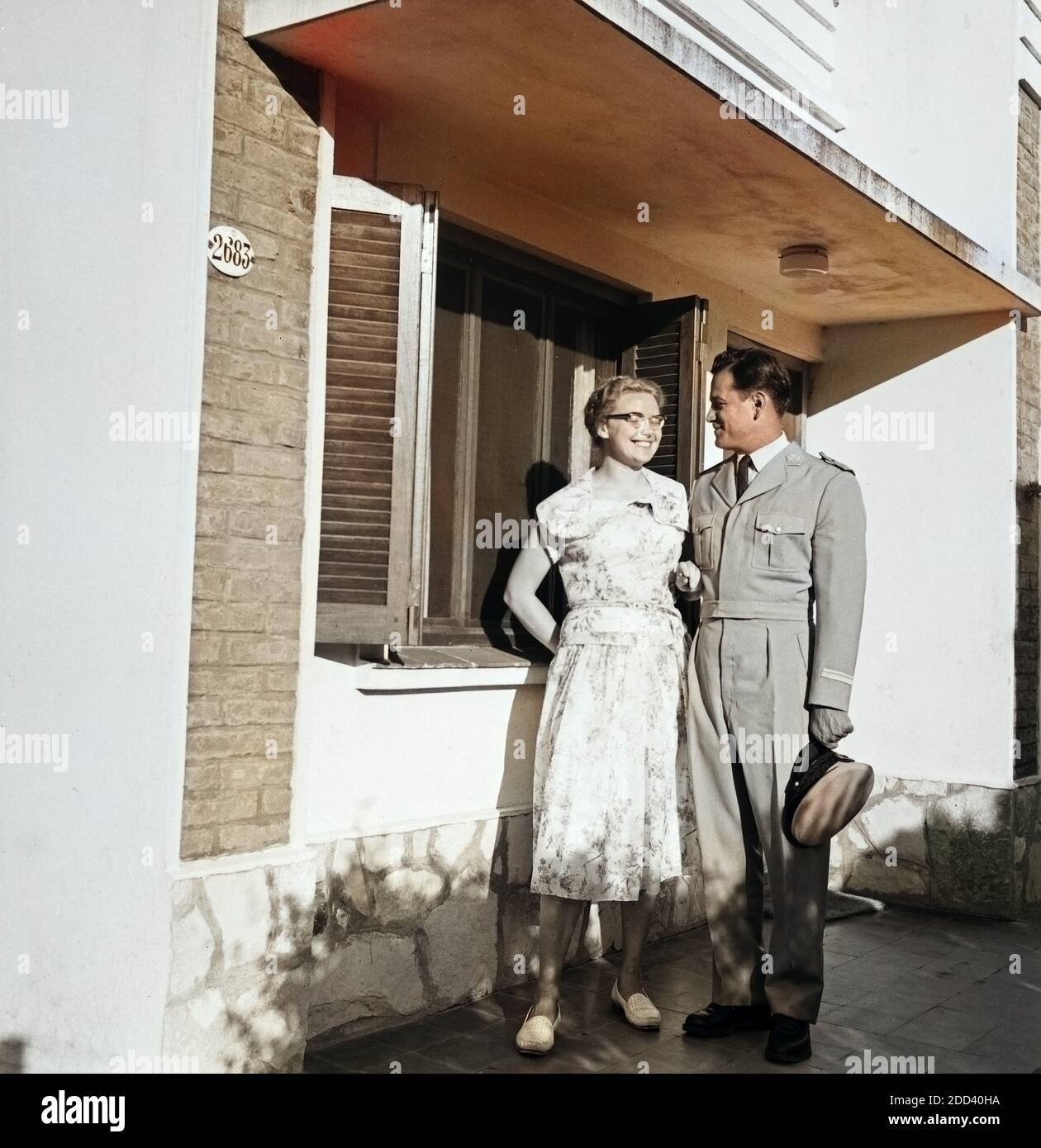 Soldat in Paradeuniform vor seinem Haus in der Stadt Punta Arenas, im Süden von Chile, 1957. Soldat trägt seine Parade uniform vor seinem Haus in der Stadt Punta Arenas, im Süden Chiles, 1957. Stockfoto