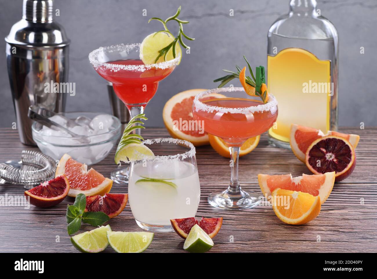 Getränke und Cocktails mit verschiedenen Zitrusfrüchten auf Tequila-Basis Stockfoto