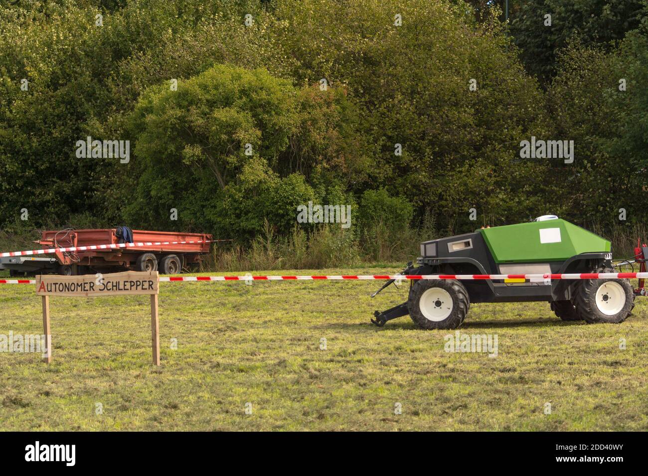 Autonomer Traktor auf dem Feld. Smart Farming und digitale Transformation in der Landwirtschaft Stockfoto