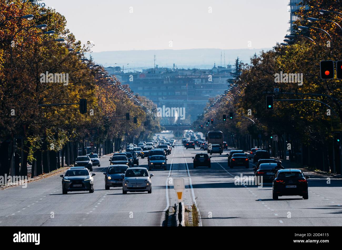 Blick auf den Passeo de la Castellana in Madrid, Spanien Stockfoto