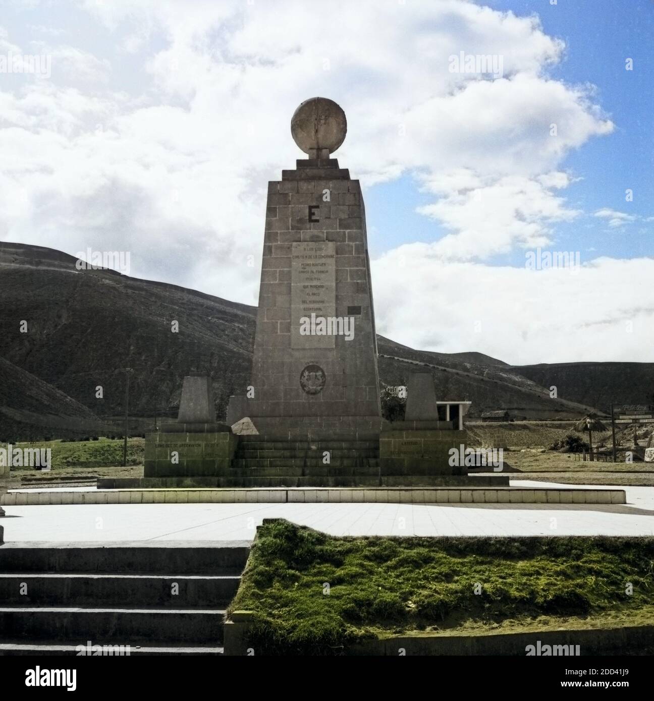 Das Äquatordenkmal Mitad del Mundo, nördlich von Quito, Ecuador 1960er Jahre. Äquator Denkmal nahe Quito, Ecuador 1960. Stockfoto Das Äquatordenkmal Mitad del Mundo, nördlich von Quito, Ecuador 1960er Jahre. Äquator Denkmal nahe Quito, Ecuador 1960. Stockfoto