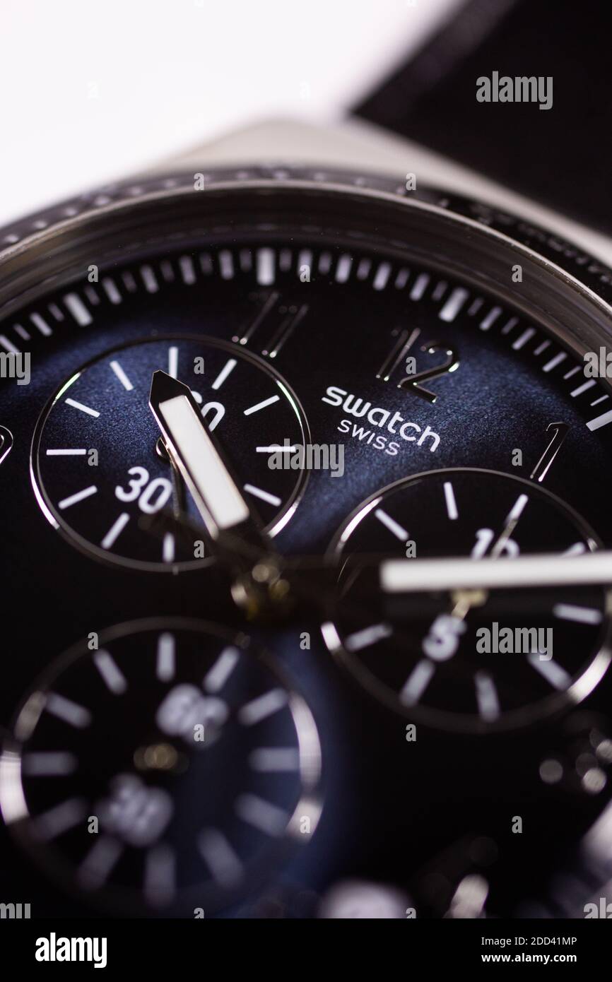 Paris, France 07.10.2020 - Swatch Logo auf dem Zifferblatt der schweizer  mechanischen Uhr Stockfotografie - Alamy