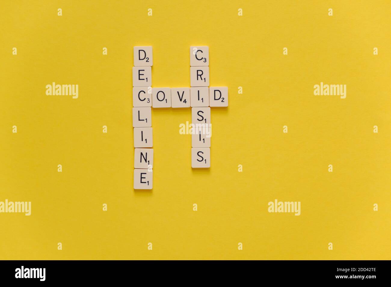 Rückgang Der Covid-Krise. Kreuzworträtsel auf gelbem Hintergrund. Speicherplatz kopieren. Stockfoto