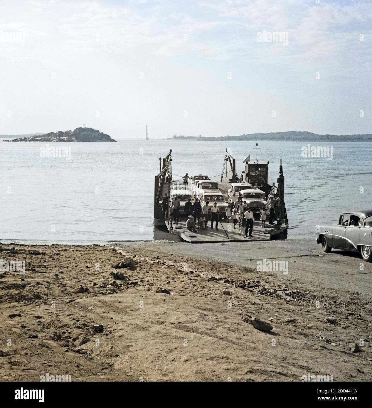 Ankunft der Fähre Über Den Fluss Orinoco bei Ciudad Bolívar, Venezuela 1966. Ankunft der Fähre über den Fluss Orinoco bei Ciudad Bolívar, Venezuela 1966. Stockfoto