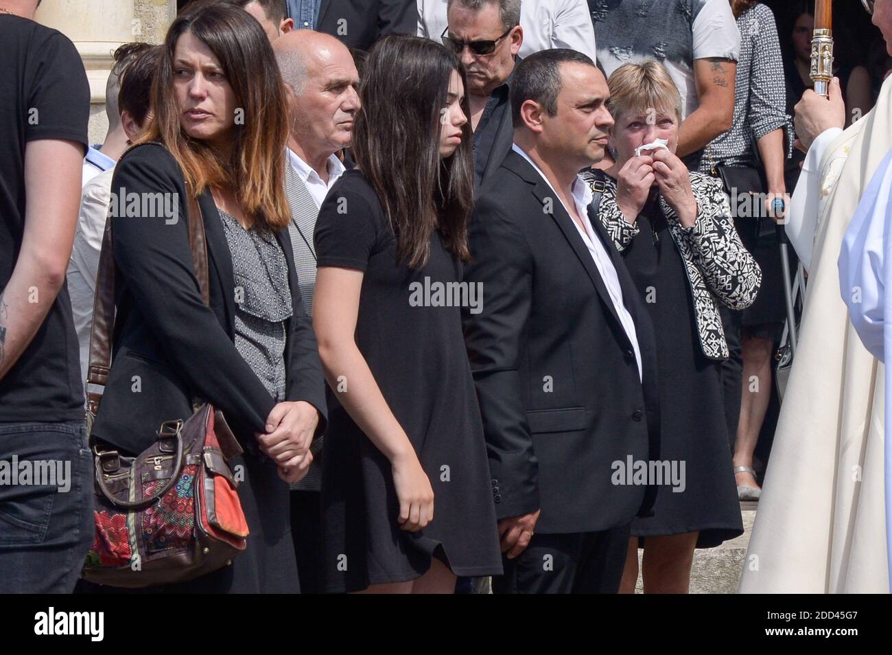 Familie (Mutter, Schwester, Vater) bei der Beerdigung von Maelys de Araujo, 9 Jahre altes Mädchen, das im August 2017 vom Serienmörder Nordahl Lelandais in La Tour Du Pin, Frankreich, am 2. Juni 2018 ermordet wurde. Foto von Julien Reynaud/APS-Medias/ABACAPRESS.COM Stockfoto