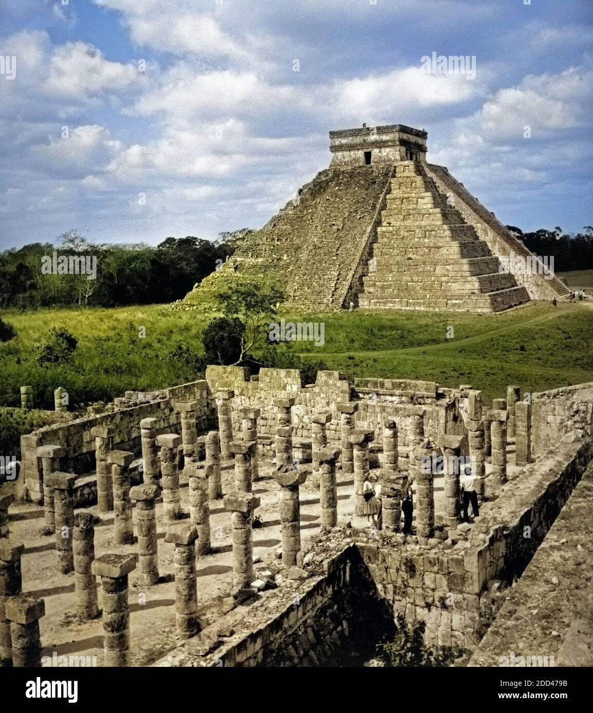 "El Castillo y el Templo de Las 1000 Columnos' (Burg Und Tempel der Tausend collagierte) in Chichen Itza, Mexiko 1970er Jahre. Pyramiden und Tempel der tausend Coulmns in Chichen Itza, Mexiko der 1970er Jahre. Stockfoto