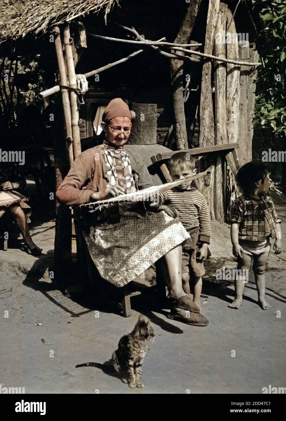 Pilgermuschel Frau Beim Sticken, Paraguay 1960er Jahre. Ältere Dame Nähen, Paraguay der 1960er Jahre. Stockfoto