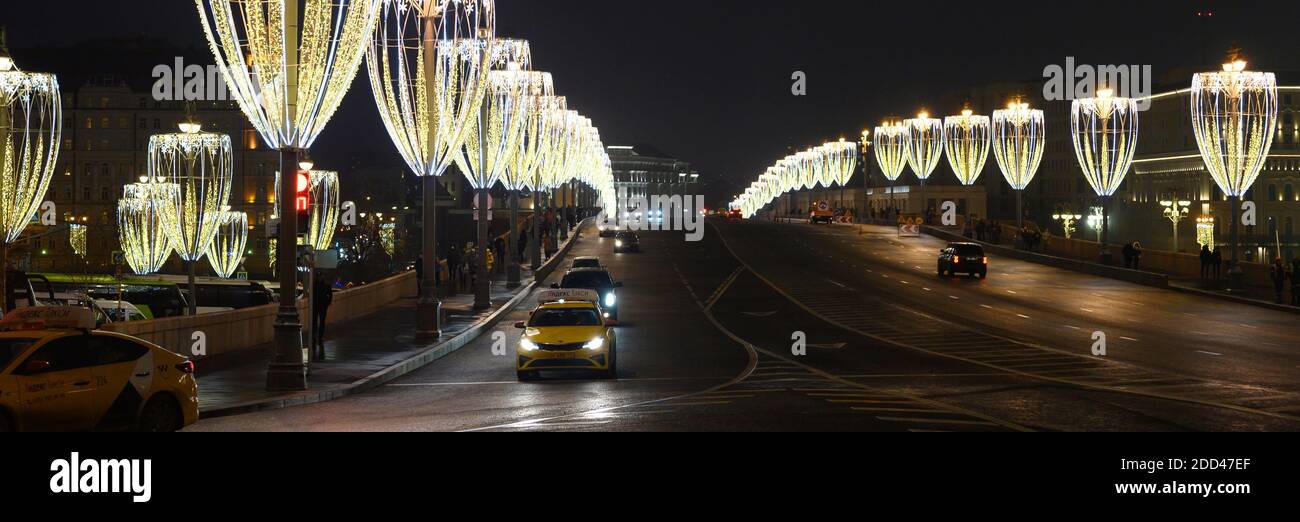 Moskau / Russland - Dezember 2019: Motion Unschärfe Foto des Verkehrs und geschmückt von glühenden Lichtern Straßen der Nacht Stadt Moskau im neuen Jahr Stockfoto