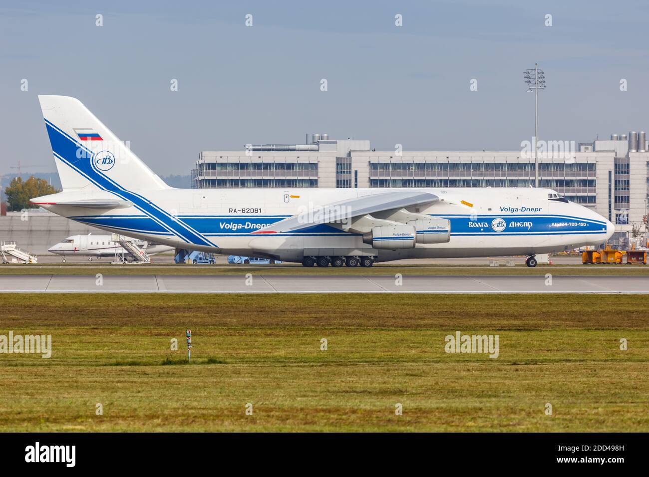 München, 21. Oktober 2020: Flugzeug der Wolga-Dnepr Airlines Antonov an-124-100 am Flughafen München. Stockfoto