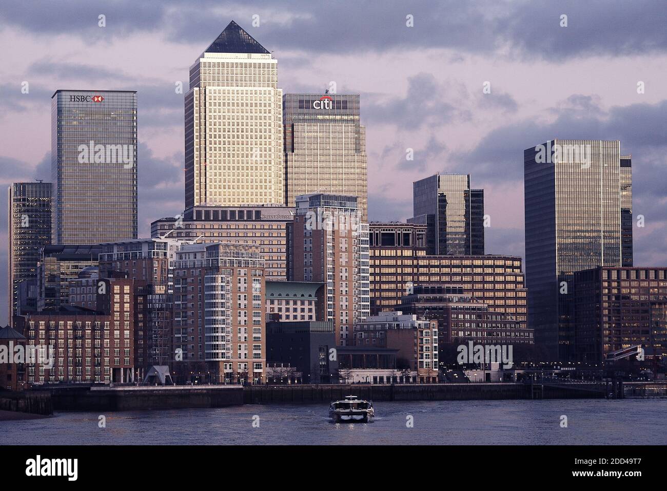 Panoramablick von Canary Wharf, Finanzzentrum in London bei Sonnenuntergang Stockfoto