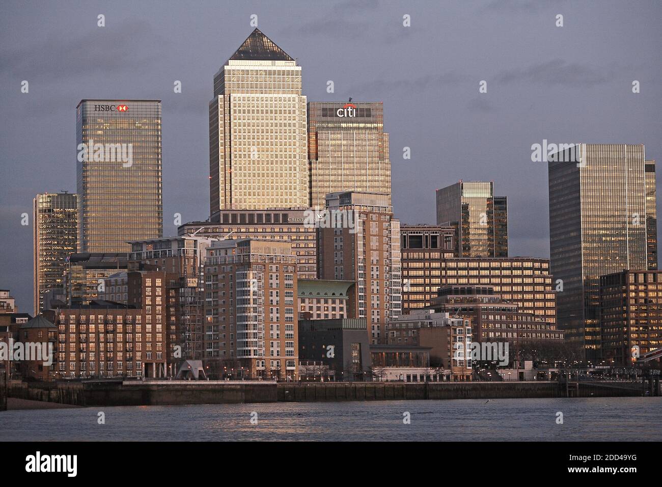 Panoramablick von Canary Wharf, Finanzzentrum in London bei Sonnenuntergang Stockfoto