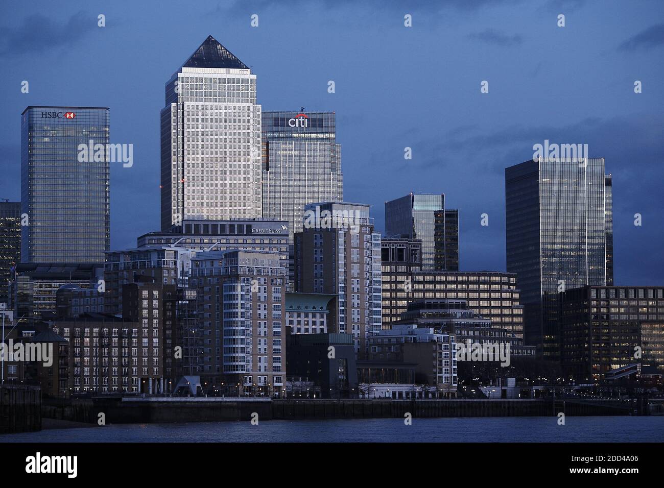 Panoramablick von Canary Wharf, Finanzzentrum in London bei Sonnenuntergang Stockfoto