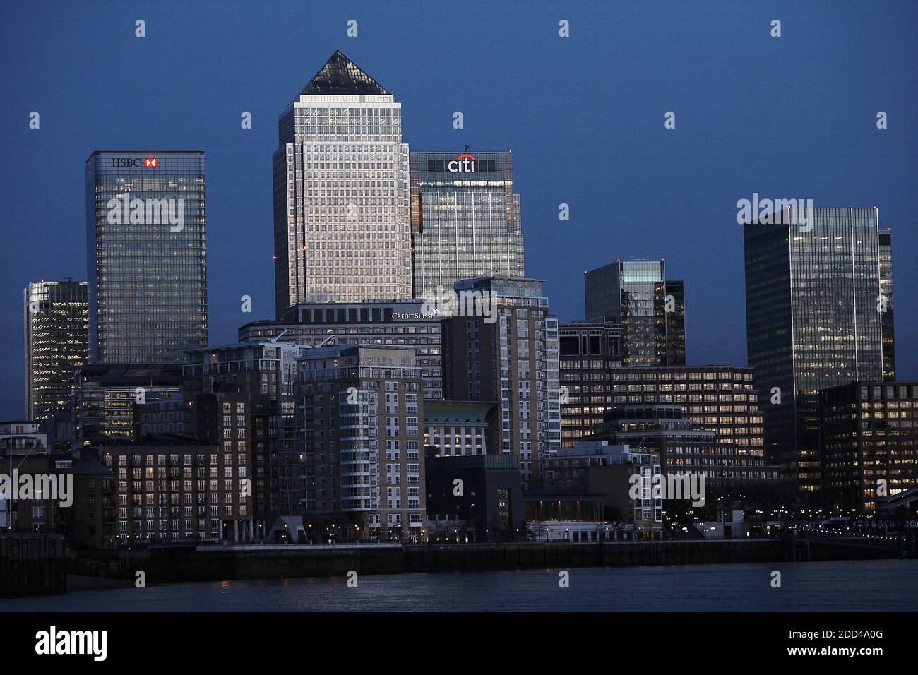 Panoramablick von Canary Wharf, Finanzzentrum in London bei Sonnenuntergang Stockfoto