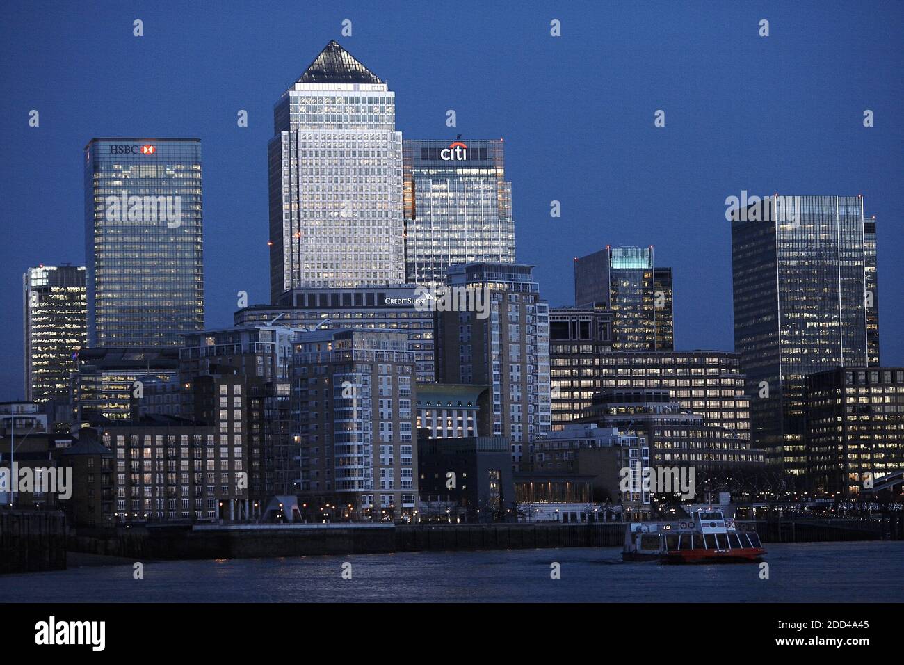 Panoramablick von Canary Wharf, Finanzzentrum in London bei Sonnenuntergang Stockfoto