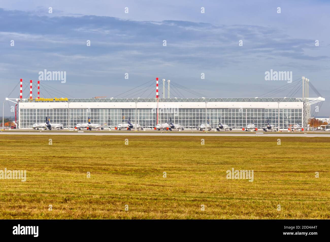 München, 21. Oktober 2020: Lufthansa-Flugzeuge wegen Coronavirus Corona Virus COVID-19 am Flughafen München eingelagert. Stockfoto