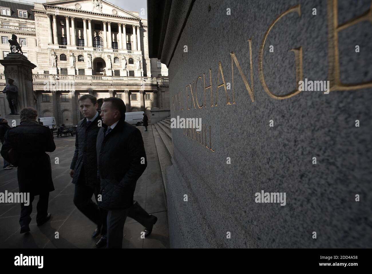 GROSSBRITANNIEN / London / Stadtarbeiter gehen am Royal Exchange Gebäude und der Bank of England vorbei. Stockfoto