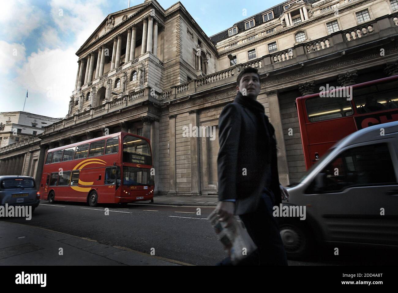 Bank of England Gebäude mit vorbeifahrenden Transport Stockfoto