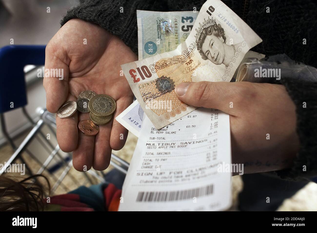 GROSSBRITANNIEN / England /Sterling Pfund Scheine und Münzen in menschlicher Hand.Mann Zählen Münzen und Banknoten zum Sparen. Geld sparen Stockfoto