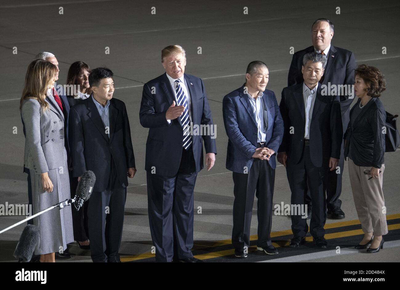 Der US-Präsident Donald J. Trump nimmt an der Presse Teil, als er Kim Dong Chul, Kim Hak Song und Tony Kim am Donnerstag, dem 10. Mai 2018, auf der gemeinsamen Basis Andrews in Maryland in die USA zurückkehrt. Die drei Männer wurden in Nordkorea für Zeiträume von ein bis zwei Jahren inhaftiert. Sie wurden als Geste des guten Willens im Vorgespräch zwischen Präsident Trump und dem nordkoreanischen Staatschef Kim Jong UN an US-Außenminister Mike Pompeo freigelassen. Foto von Ron Sachs/CNP/ABACAPRESS.COM Stockfoto