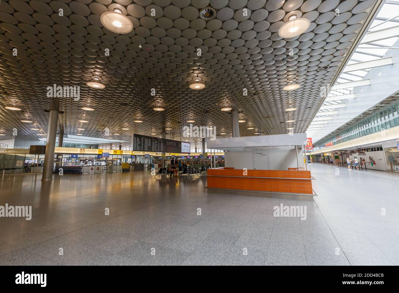 Passagiere Am Flughafen Hannover Stockfotos Und Bilder Kaufen Alamy