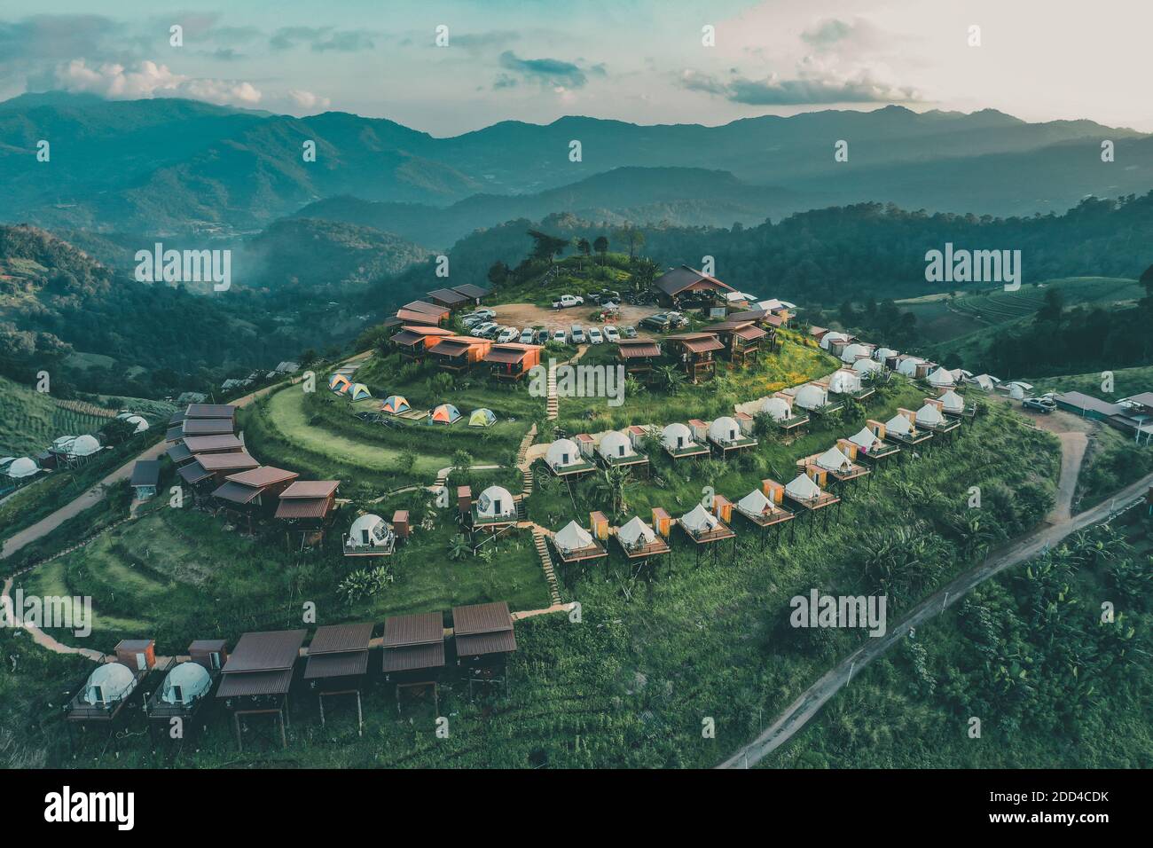 Luftaufnahme von Campingplätzen und Zelten auf dem Berg Doi Mon Cham in Mae Rim, Provinz Chiang Mai, Thailand, Südostasien Stockfoto