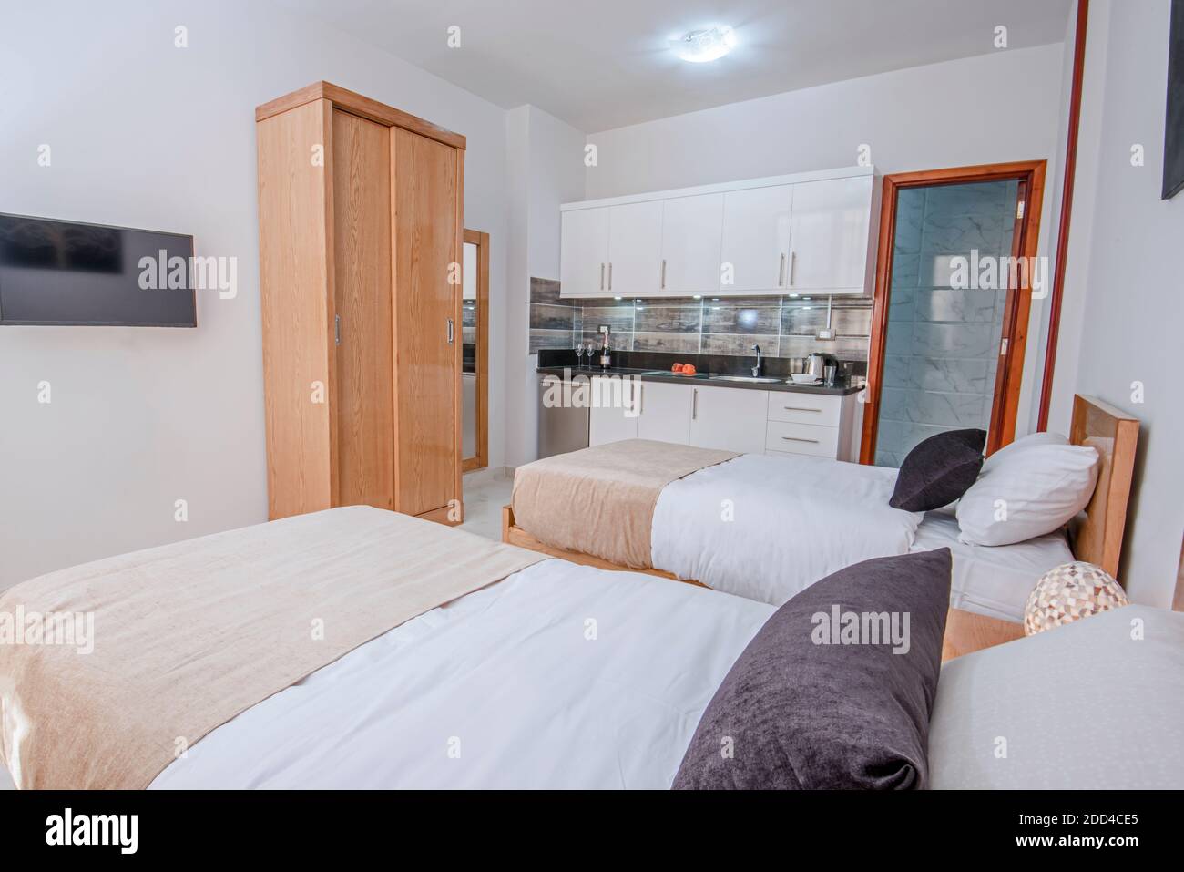 Interior Design Dekor Möblierung von Studio-Apartment zeigt Küche und Twin-Betten Stockfoto