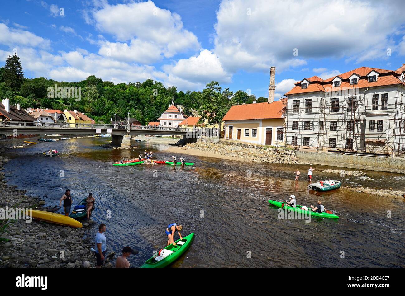 Cesky Krumlov, Tschechische Republik - 11. August 2013: Nicht identifizierte Personen in Gummirassen und Kanus auf dem Moldaufluss im UNESCO-Weltkulturerbe in B Stockfoto