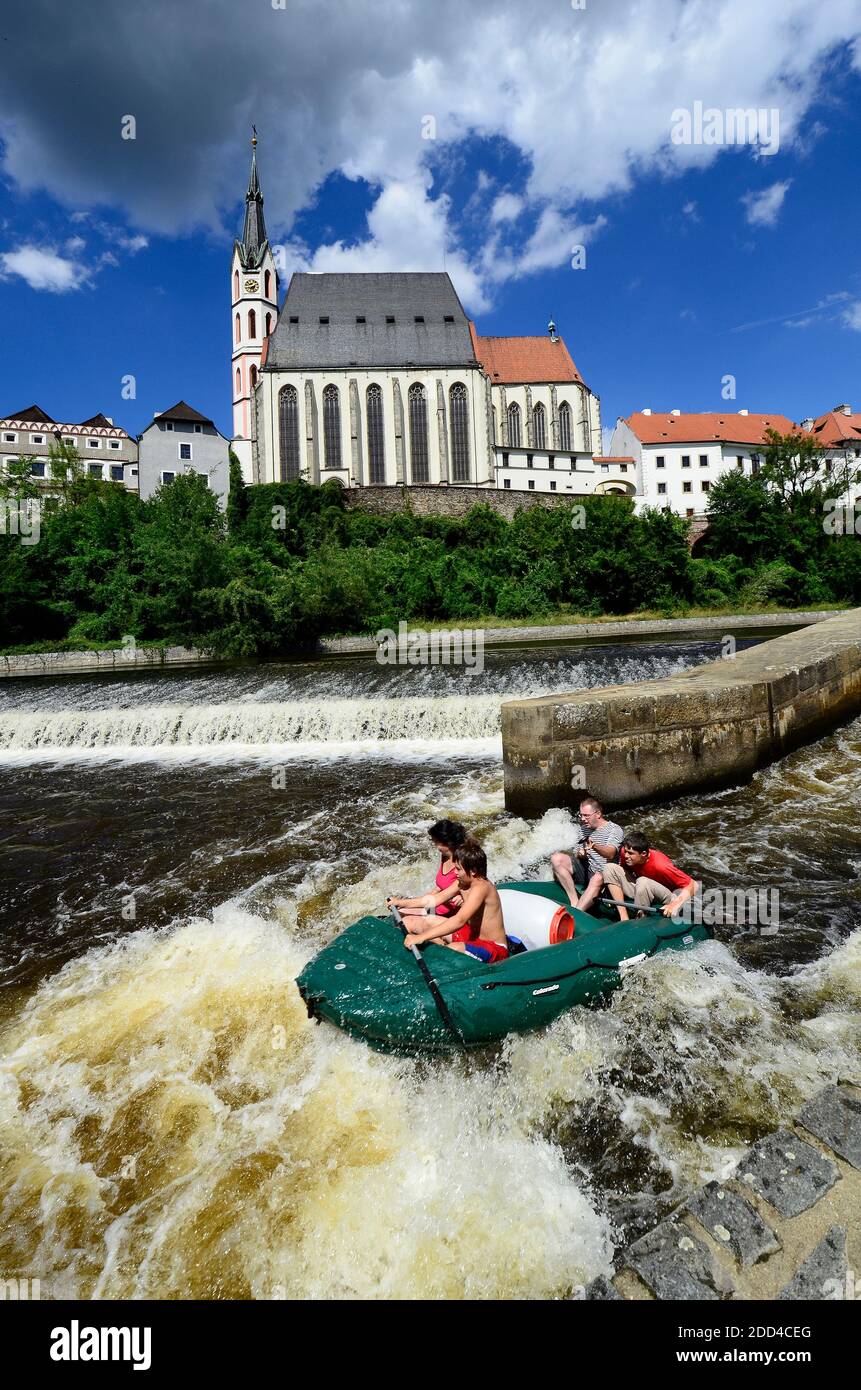 Cesky Krumlov, Tschechische Republik - 11. August 2013: Nicht identifizierte Personen in Gummifloß und Kanus auf Moldaufluss in der UNESCO-Weltkulturerbe in B Stockfoto