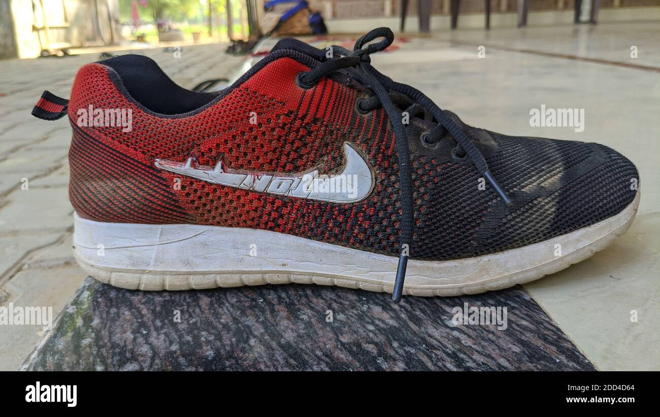 02. November 2020 : Reengus, Jaipur, Indien. Roter Sneaker für Rennen mit weichem Leder und schwarzen Rennen. Stockfoto 02. November 2020 : Reengus, Jaipur, Indien. Roter Sneaker für Rennen mit weichem Leder und schwarzen Rennen. Stockfoto