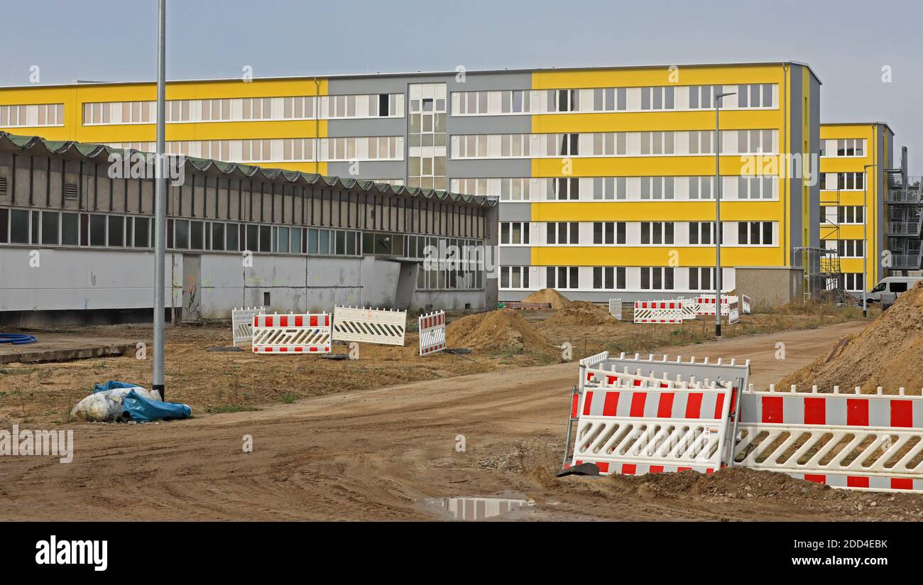 Stendal, Deutschland. Okt. 2020. Blick auf die Baustelle von der neuen Landesaufnahmeeinrichtung. Anfang 2023 sollen hier am Stadtrand von Stendal bis zu 1,000 Asylbewerber untergebracht werden. Zu diesem Zweck wird eine alte Kaserne der DDR-Grenztruppen umgebaut. Die Baukosten liegen derzeit bei 36 Millionen Euro. Quelle: Peter Gercke/dpa-Zentralbild/ZB/dpa/Alamy Live News Stockfoto