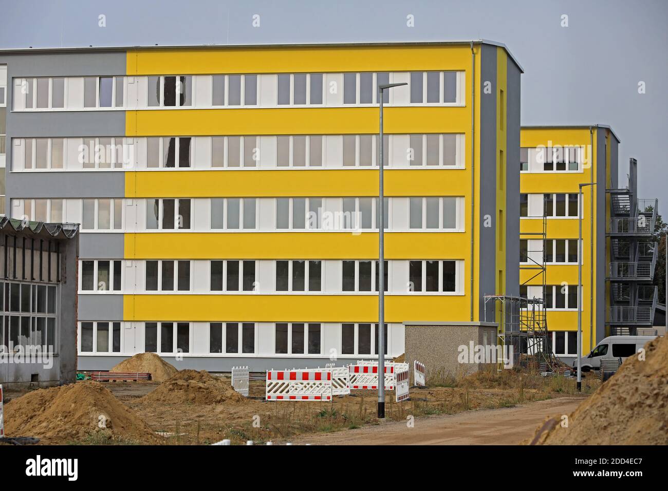 Stendal, Deutschland. Okt. 2020. Blick auf die Baustelle von der neuen Landesaufnahmeeinrichtung. Anfang 2023 sollen hier am Stadtrand von Stendal bis zu 1,000 Asylbewerber untergebracht werden. Zu diesem Zweck wird eine alte Kaserne der DDR-Grenztruppen umgebaut. Die Baukosten liegen derzeit bei 36 Millionen Euro. Quelle: Peter Gercke/dpa-Zentralbild/ZB/dpa/Alamy Live News Stockfoto