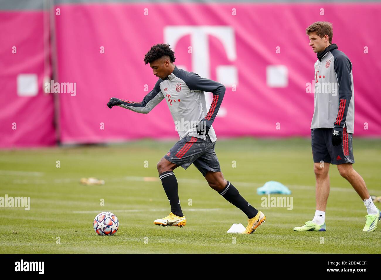 Von Links Kingsley Coman Fc Bayern Munchen Thomas Muller Muller Fc Bayern Munchen Abschlusstraining Vor Dem Cl Spiel Fc Bayern Munchen Fc Salzburg Fussball Champions League Gruppe A Gruppenphase 4 Spieltag Am 24 November