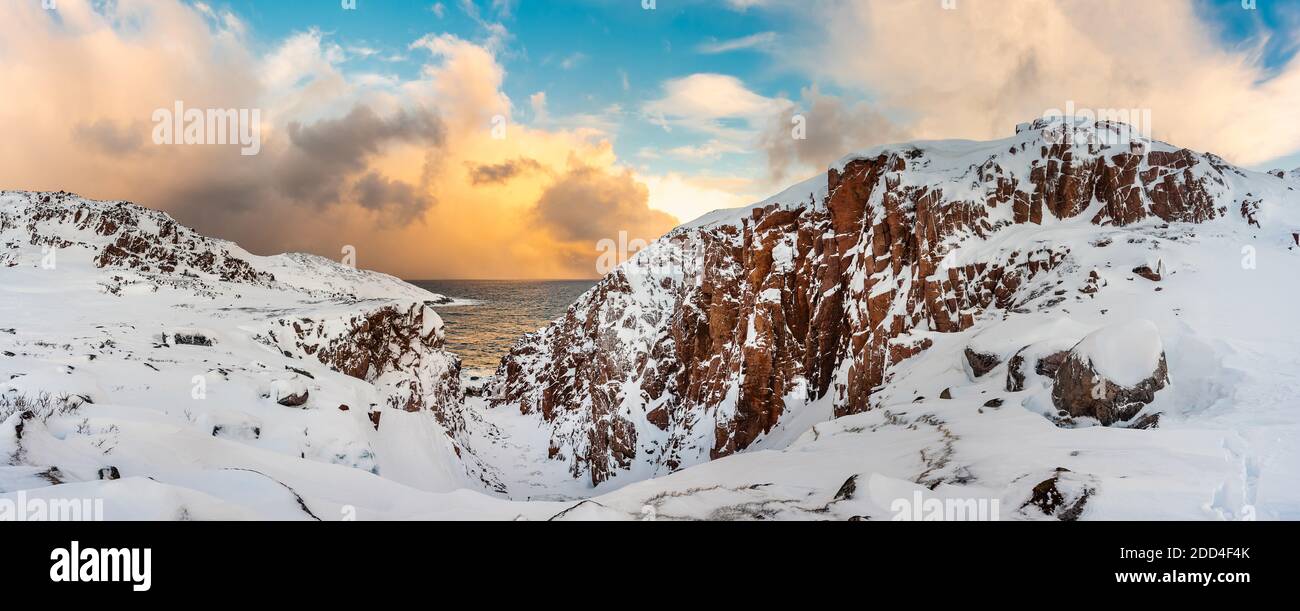 Die roten Felsen von Teriberka. Großes Panorama (über 9 500 x 3 500 Pixel) eines ikonischen Blickes auf der russischen Kola-Halbinsel, in der Nähe von Murmansk, über dem Arktischen C Stockfoto