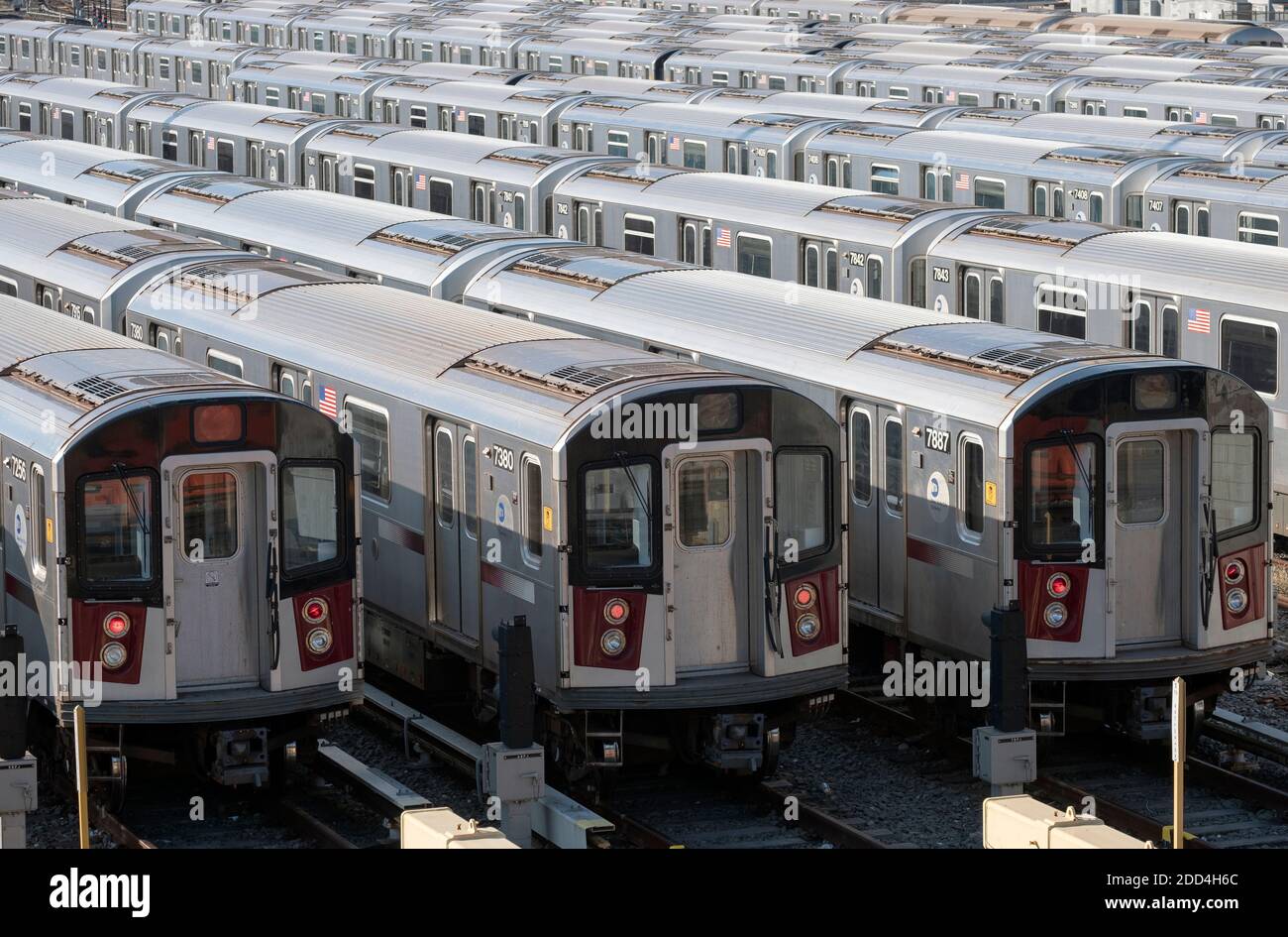 U-Bahn-Züge der Linie 7, die im MTA Corona Yard und in der Instandhaltungsanlage abgestellt sind. In Queens, New York. Stockfoto