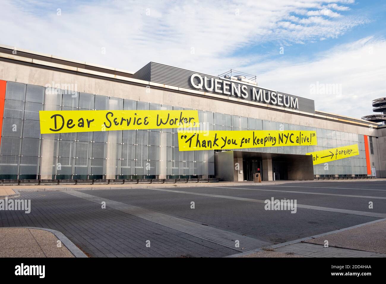 Der Außeneingang zum Queens Museum mit einem neuen Schild dankt den Servicemitarbeitern für ihre Arbeit während der Pandemie von 2020. Im Mew York City. Stockfoto