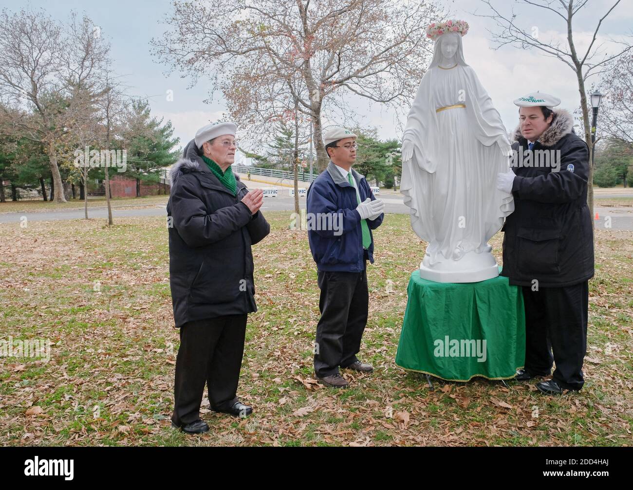 Gläubige Katholiken beten im Vatikan-Pavillon im Flushing Meadows Corona Park, wo Maria und Jesus Veronica Lueken erschienen. In NYC. Stockfoto