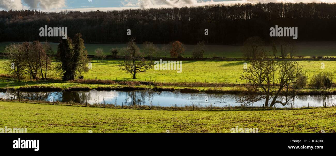 River Chess Panoramalandschaft vom Hügel aus gesehen in Latimer, Chiltern Hills, England Stockfoto