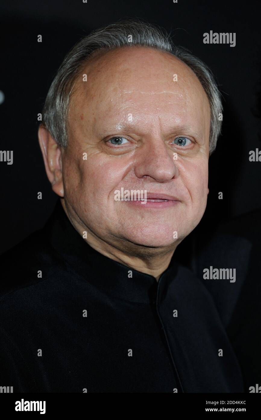 Datei Foto - Joel Robuchon Teilnahme an Sushi Shop Party im Mini Palais in Paris, Frankreich am 19. November 2013. Robuchon starb im Alter von 73 Jahren an Krebs. Robuchon, der meistdekorierte Michelin-Koch der Geschichte, führte Gourmet-Restaurants auf der ganzen Welt, darunter Bangkok, Hongkong, Las Vegas und Bordeaux. 1990 wurde er vom Kochführer Gault et Millau zum "Koch des Jahrhunderts" ernannt und war für seine Kartoffelpüree bekannt. Foto von Alban Wyters/ABACAPRESS.COM Stockfoto