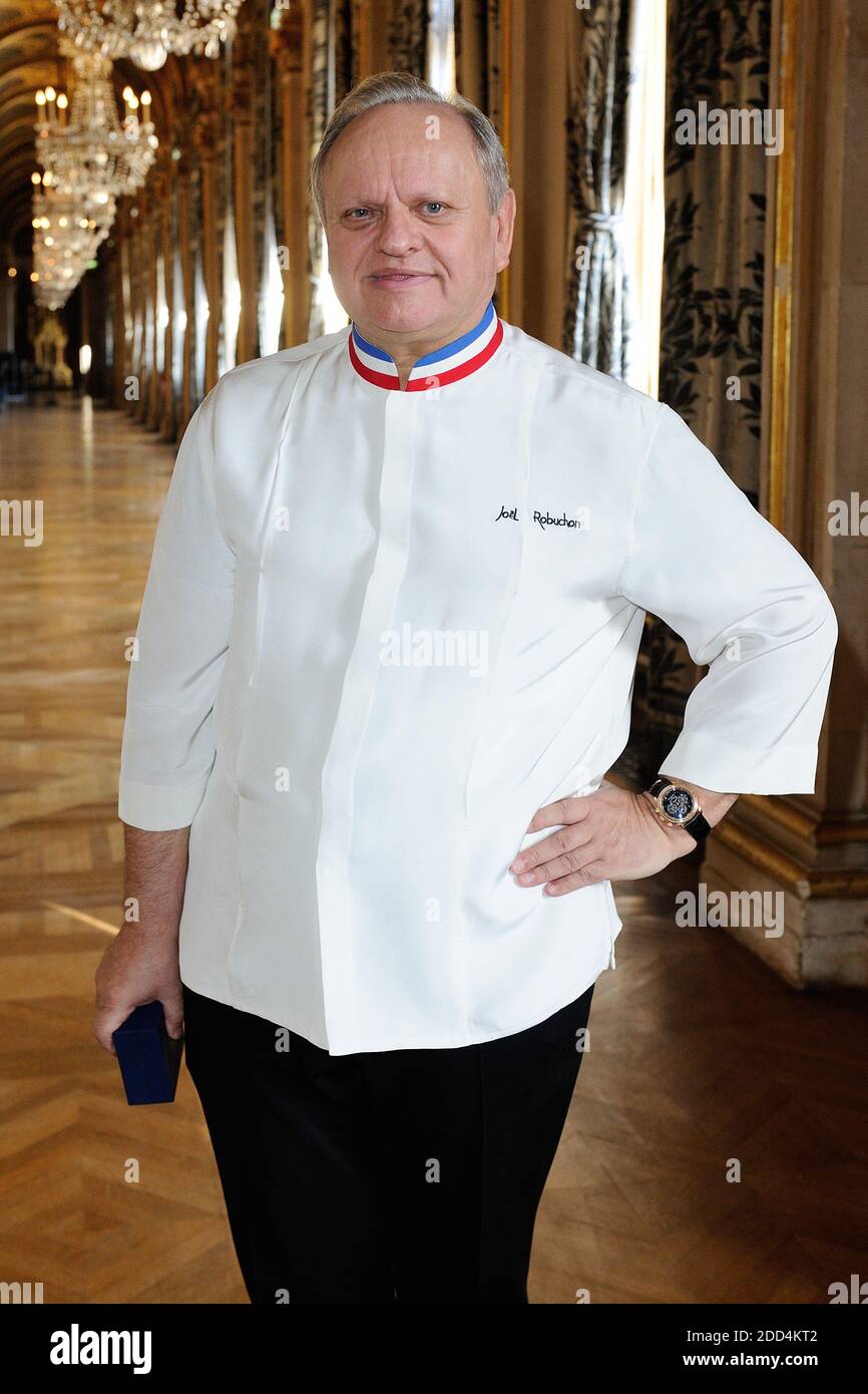 Datei Foto - Joel Robuchon assiste a la ceremonie donnee a la mairie de Paris pour celebrer les Chefs francais a Paris, Fance le 14 janvier 2016. Robuchon starb im Alter von 73 Jahren an Krebs. Robuchon, der meistdekorierte Michelin-Koch der Geschichte, führte Gourmet-Restaurants auf der ganzen Welt, darunter Bangkok, Hongkong, Las Vegas und Bordeaux. 1990 wurde er vom Kochführer Gault et Millau zum "Koch des Jahrhunderts" ernannt und war für seine Kartoffelpüree bekannt. Foto von Aurore Marechal/ABACAPRESS.COM Stockfoto