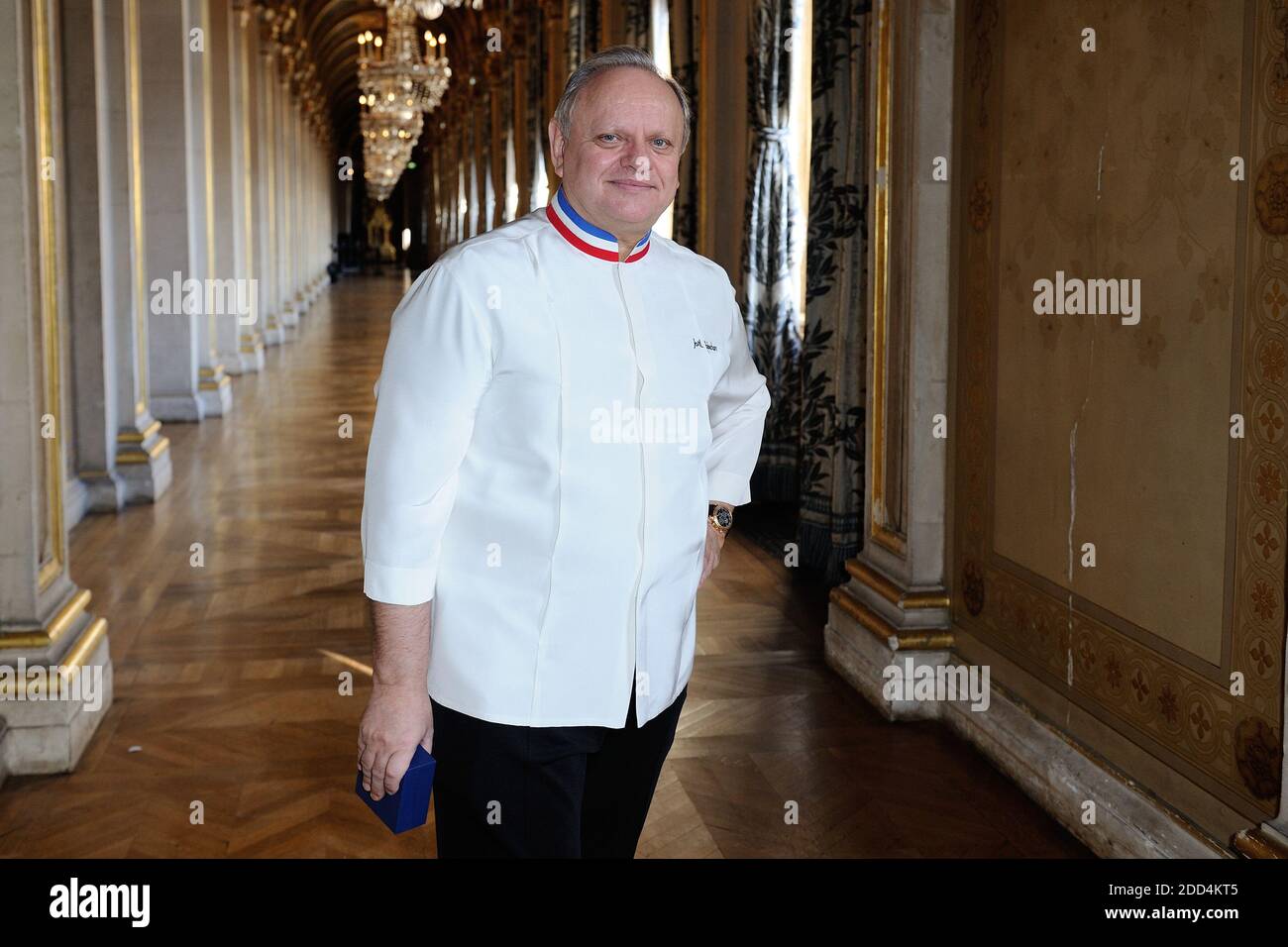 Datei Foto - Joel Robuchon assiste a la ceremonie donnee a la mairie de Paris pour celebrer les Chefs francais a Paris, Fance le 14 janvier 2016. Robuchon starb im Alter von 73 Jahren an Krebs. Robuchon, der meistdekorierte Michelin-Koch der Geschichte, führte Gourmet-Restaurants auf der ganzen Welt, darunter Bangkok, Hongkong, Las Vegas und Bordeaux. 1990 wurde er vom Kochführer Gault et Millau zum "Koch des Jahrhunderts" ernannt und war für seine Kartoffelpüree bekannt. Foto von Aurore Marechal/ABACAPRESS.COM Stockfoto
