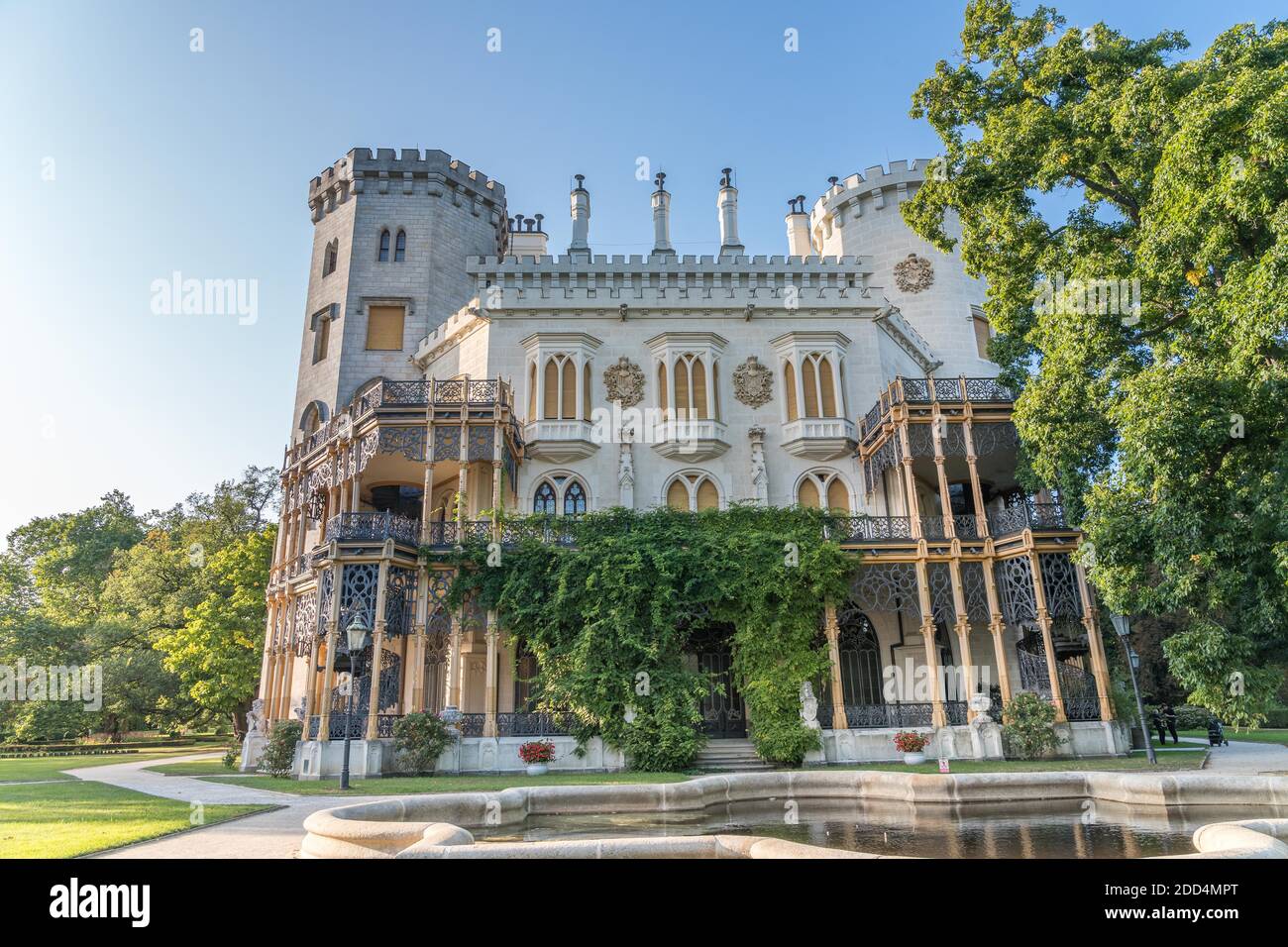 Schöne Renaissance-Schloss Hluboka in der Tschechischen Republik befindet sich in südböhmen. Sommerwetter mit blauem Himmel und Rosengärten. UNESCO-Weltkulturerbe Stockfoto