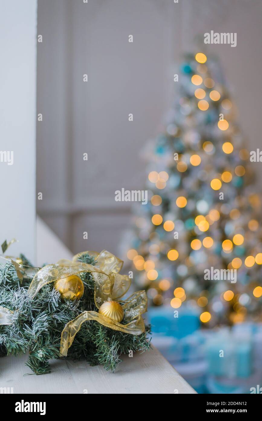 Gold und blau Weihnachten Hintergrund der de-fokussierten Lichter mit geschmückten Baum Stockfoto
