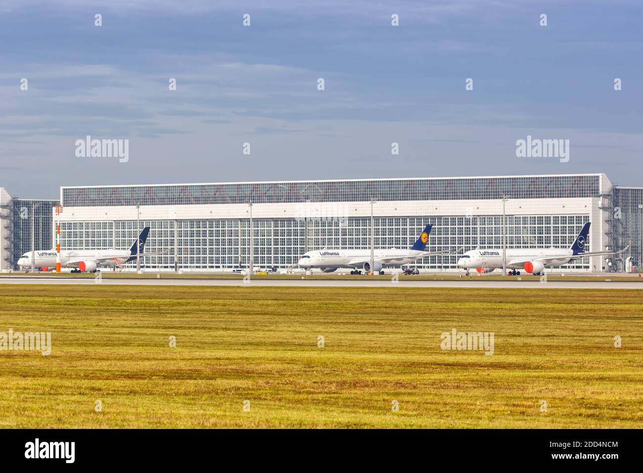 München, 21. Oktober 2020: Lufthansa Airbus A350-Flugzeuge wurden am Flughafen München (MUC) in Deutschland eingelagert. Stockfoto
