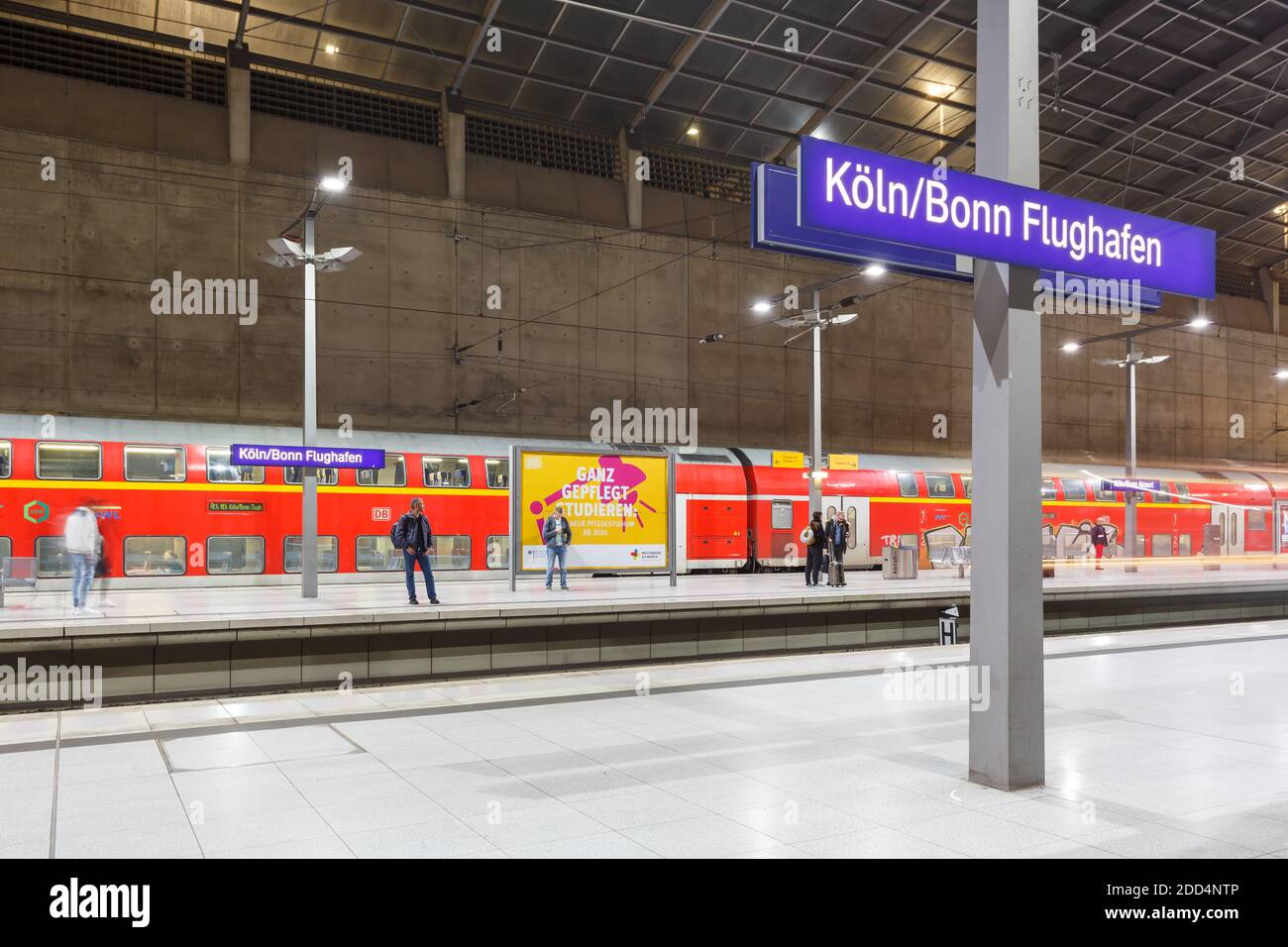 Köln, Deutschland - 2. November 2019: Köln Köln Bonn Flughafen Bahnhof in Deutschland. Stockfoto