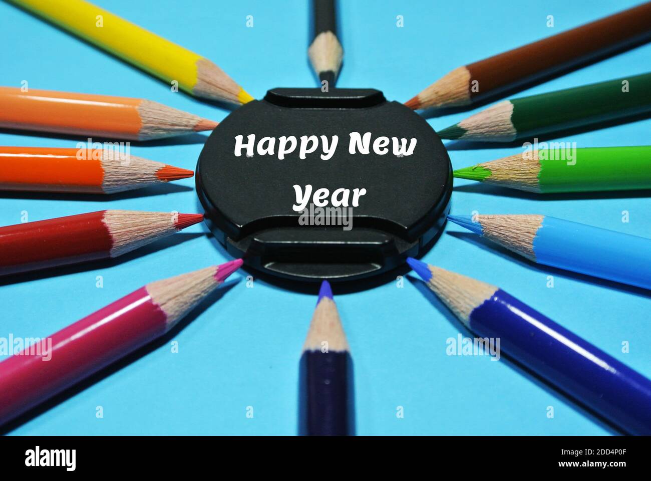 Happy New Year Konzept mit bunten Wasserfarbe Punkt auf sie. Objektivkappe als Symbol für dieses Bild. Stockfoto
